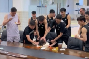 残暴😂杜锋晒球队给助教巴斯蒂安-卡多特过生日视频