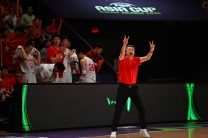 高诗岩：我入选亚洲杯名单争议是最大的 要为郭指导争一口气