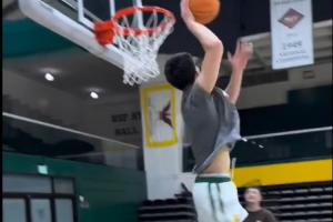 身体状态不错！王俊杰训练中轻盈起跳完成180°单臂暴扣