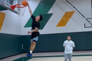 男篮后卫线的希望！赵维伦在训练中完成飘逸单手劈扣