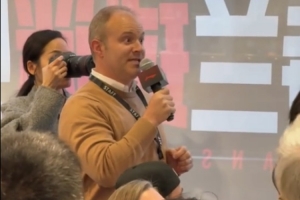 外国球迷用中文提问：杨瀚森你觉得在NBA训练和在山东有何区别？