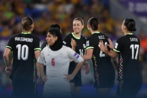 禁区内被球绊倒+空门不进，澳大利亚女足低级失误频频