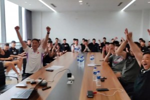 😁娘家人打心里高兴！杨瀚森被选上时青岛队办公室欢呼雀跃🙌