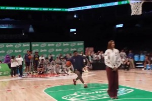 这就是摸篮板上沿的弹跳？26年状元大热迪班萨飞越里斯炸扣🤯