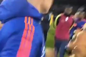 J罗手往哪里放？😁哥伦比亚女球迷见到J罗反应