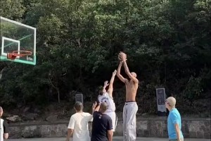 这才是真正的中国行？“高僧”文班少林寺跳投欺负人！出手比筐高