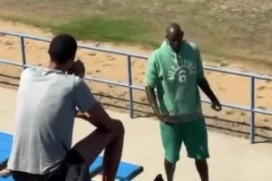 下赛季继续进化吗😱文班亚马晒休赛期接受狼王加内特的指导😍