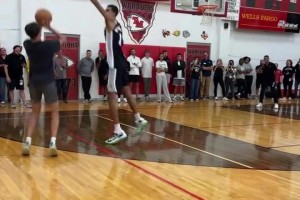 这我学鸡毛啊🤣文班亚马与社区球迷交流 先送大帽再送隔扣😱