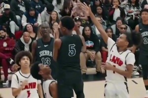 让詹姆斯捂脸的扣篮！名场面：詹姆斯对两个儿子扣篮的反应！