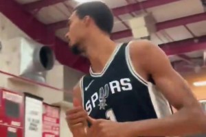 新赛季真的快来了！马刺全队参加训练赛，一个个都秀起了扣篮🤣