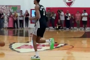 文班亚马下沉社区为球迷表演扣篮 这状态下赛季满血回归？😍