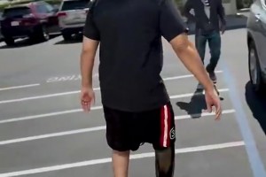 是位优秀的父亲！此前因糖尿病截肢的球爹，首次尝试用假肢走路~