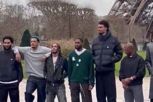 文班亚马2米24的高个子，在埃菲尔铁塔下也是小小一只