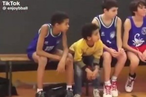 看看小时候的文班是怎么打球的，真是瞎眼都可见的身体天赋啊😂