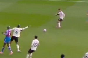 你在干嘛！范迪克示意科尔克兹大脚解围，后者送边线球导致被绝杀