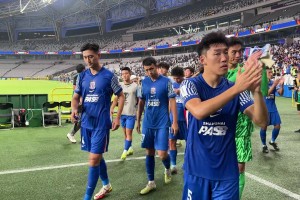 申花赛后谢场，球迷为球队送上鼓励，希望球队打好最后四轮联赛