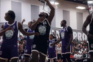 球迷放大赛场细节：追梦突破过程中居然抓住了布朗尼的那个地方……