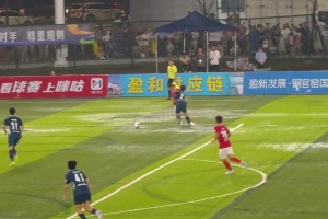 开眼了！赣超赛场奇葩一幕：球员把足球硬生生玩成橄榄球😐