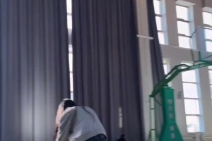 詹姆斯：布朗尼不能在工作场合喊我老爹🤣可以喊老詹或GOAT-