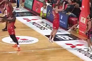 今天比赛狂砍38+13+13！三球怎么看起来又强又弱的